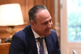 Στην Ίμβρο ο Αγγελούδης μετά από πρόσκληση του Οικουμενικού Πατριάρχη - Πάνω από 200 βιβλία στα ελληνικά σχολεία