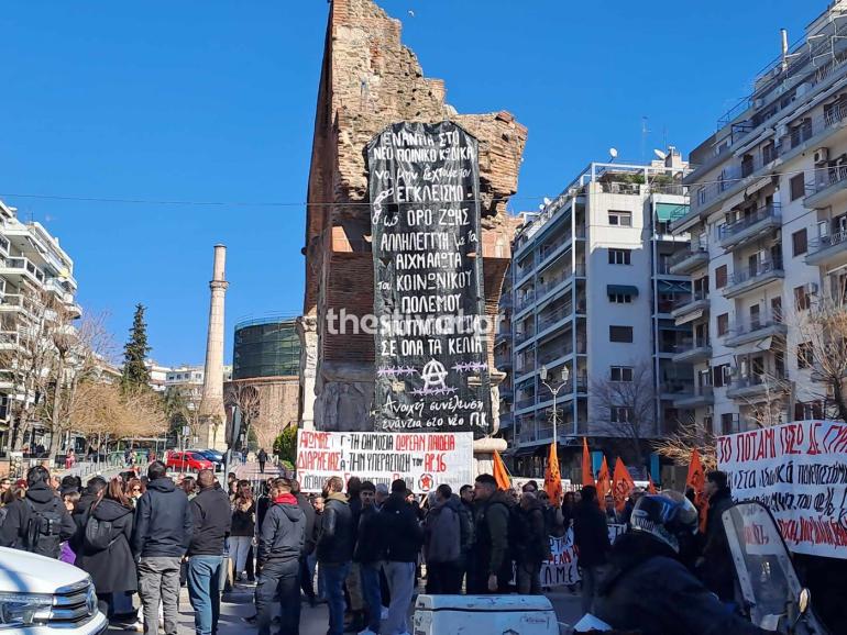 Θεσσαλονίκη: Άτομα που κρέμασαν πανό στην Καμάρα μεταξύ των συλληφθέντων για τα χθεσινά επεισόδια