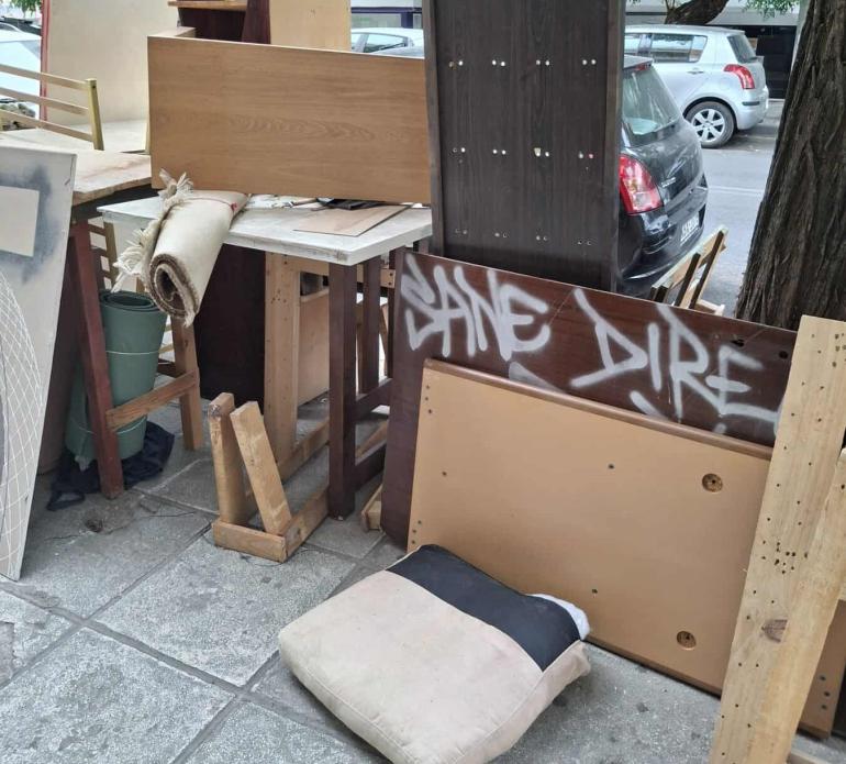 Από φέρετρο μέχρι... βάρκα στα σκουπίδια της Θεσσαλονίκης