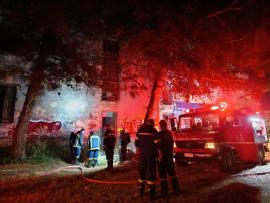 Θεσσαλονίκη: Πυρκαγιά σε κτήριο στο πρώην Στρατόπεδο Κόδρα (ΦΩΤΟ)