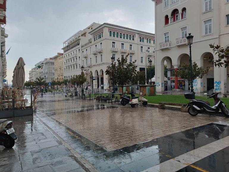 Άστατος ο καιρός με βροχές και καταιγίδες – Πού θα είναι έντονα τα φαινόμενα