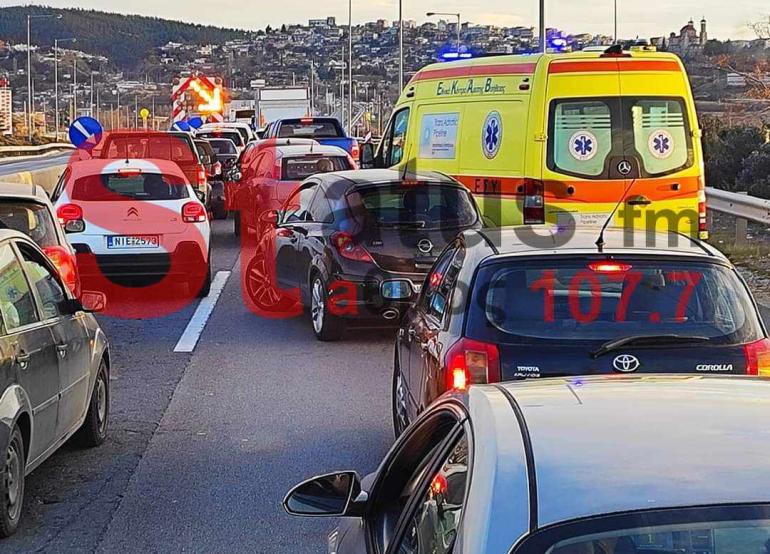 Flyover: ''Μαραθώνιος'' ασθενοφόρου για να περάσει την περιφερειακή – Μποτιλιάρισμα στο μέτωπο προς ανατολικά