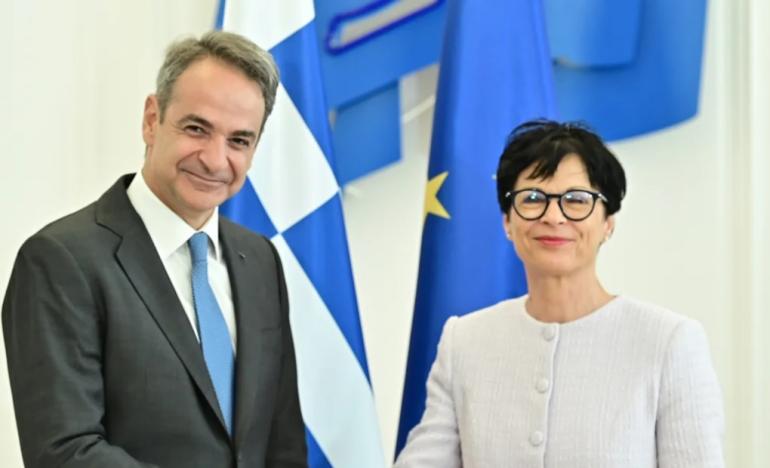 Συνάντηση Μητσοτάκη με την Ευρωπαία Επίτροπο Διεύρυνσης για την ένταξη χωρών των Βαλκανίων στην ΕΕ: «Βασιζόμαστε στην Ελλάδα»