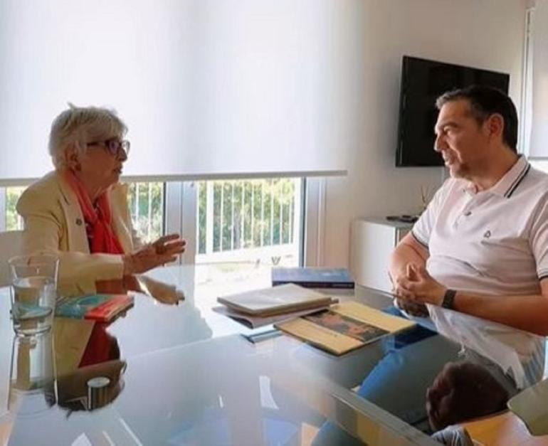 ΒΙΝΤΕΟ-“Τι έκανε η Θεοπούλα στην ΕΛΑΣ; – Θραύση”: Η συνάντηση του Αλέξη Τσίπρα με την Έφη Παπαθεοδώρου