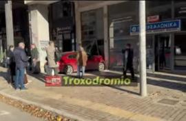 Θεσσαλονίκη: Τροχαίο σοκ στην Πολυτεχνείου - Αμάξι μπήκε σε τζαμαρία οικοδομής (BINTEO)