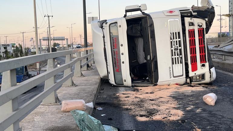 ΠΡΙΝ ΛΙΓΟ - Φορτηγό ανετράπη στο ύψος της Νυφόπετρας