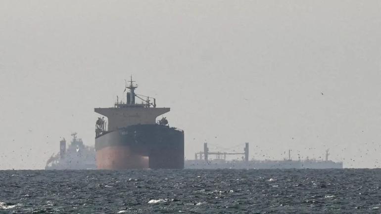 Το Ιράν επιτέθηκε σε αμερικανικό πολεμικό πλοίο στα Στενά του Ορμούζ με δύο πυραύλους