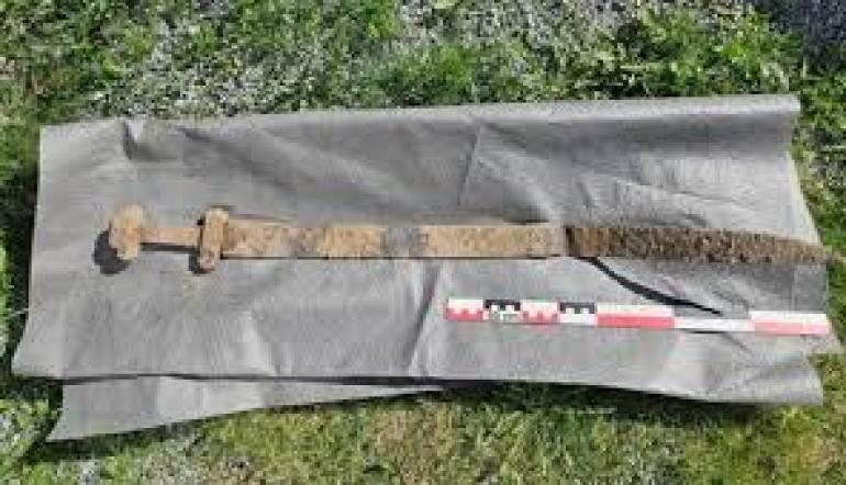 Μαθητής ανακάλυψε σπαθί των Βίκινγκς ηλικίας 1300 ετών σε σχολική εκδρομή