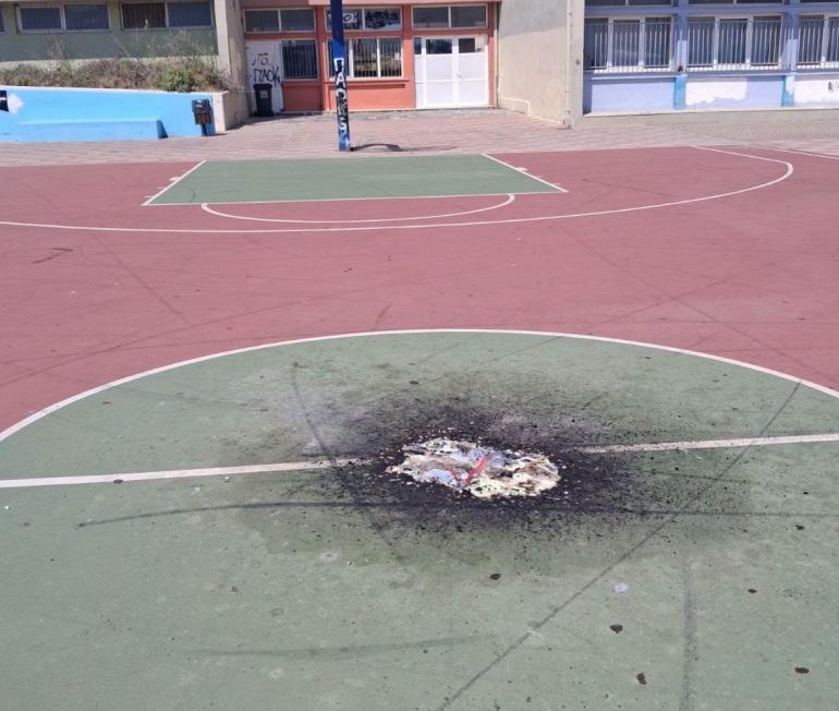Χαλκιδική: Άγνωστοι έβαλαν φωτιά στον αύλειο χώρο του Γενικού Λυκείου Κασσάνδρας