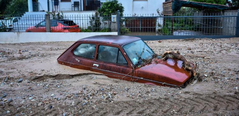 Από τη Βόρεια Ελλάδα ο 62χρονος που πνίγηκε στη Ρόδο – “Τον έβγαλαν με μια κουβέρτα από το αυτοκίνητο” λέει η αδερφή του