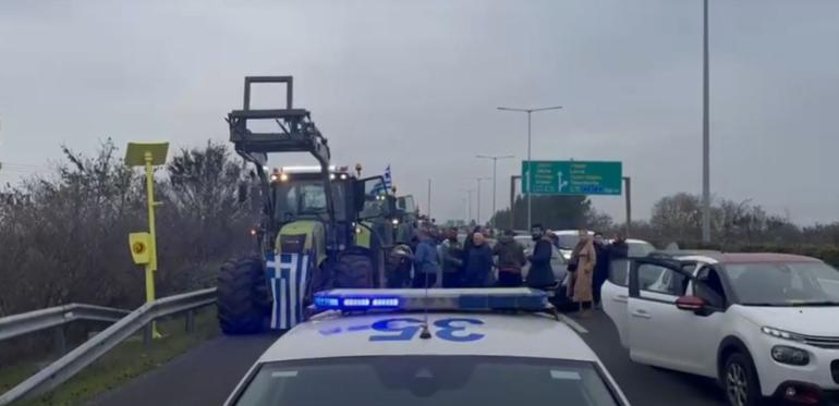 Οι αγρότες απέκλεισαν τη σήραγγα των Τεμπών για τα φορτηγά – Πού παραμένουν τα μπλόκα