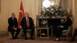 Την ανάγκη για διατήρηση και εμπέδωση του εποικοδομητικού κλίματος τόνισε η ΠτΔ στη συνάντηση με τον Τούρκο πρόεδρο
