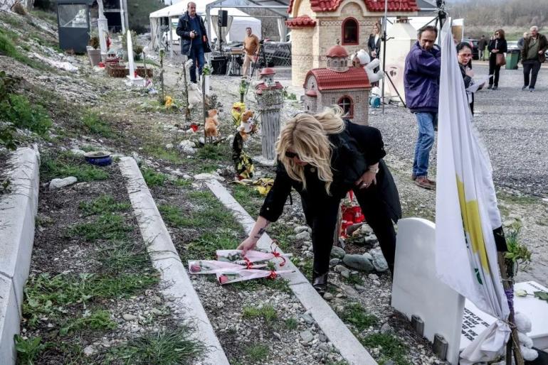 Τέμπη: Στο σημείο μηδέν οι συγγενείς των θυμάτων για το τρισάγιο - Καταθέτουν στεφάνια και λουλούδια - Δείτε εικόνες