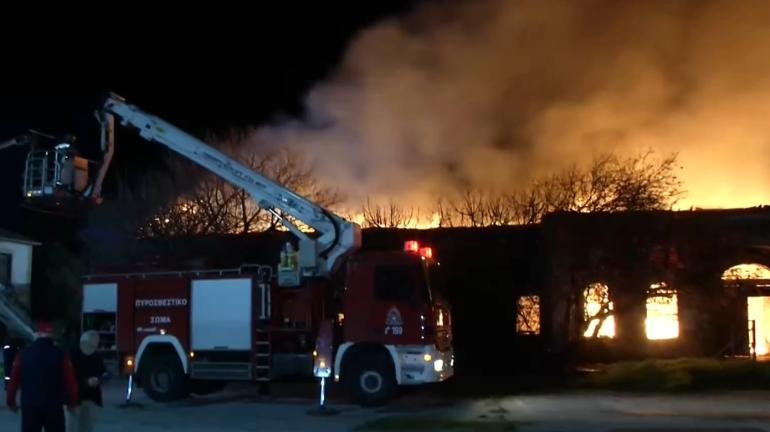 Θεσσαλονίκη: Υπό μερικό έλεγχο η πυρκαγιά στο πρώην στρατόπεδο Κόδρα