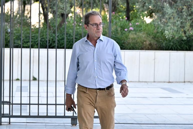 Δίκη Λιγνάδη: «Ήρθε στο δωμάτιο και με κακοποίησε, πλενόμουν και έκλαιγα, πώς τα κάνεις αυτά σε έναν 17χρονο;» - Η κατάθεση του άνδρα που κατήγγειλε βιασμό