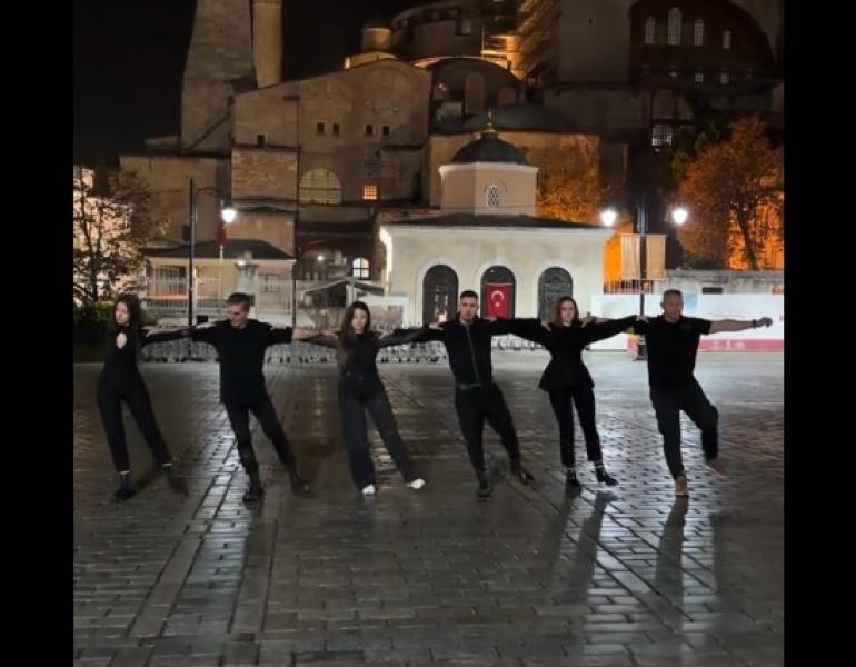 Έλληνες χόρεψαν συρτάκι στην Αγία Σοφία - «Πρόκληση και προσβολή» βλέπουν οι Τούρκοι