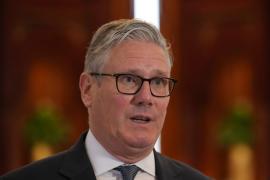 Στάρμερ: «Έχω κουραστεί» με τον Τραμπ – Eπαφές στον Κόλπο για εκεχειρία και Ορμούζ