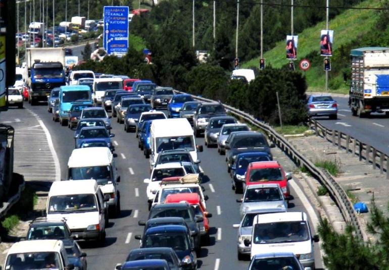 Θεσσαλονίκη: «Φράκαρε» ο Περιφερειακός μετά από σύγκρουση αυτοκινήτου με μηχανή (ΒΙΝΤΕΟ)