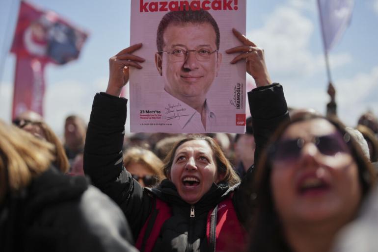 Κομισιόν για τη συμπλήρωση ενός έτους από τη σύλληψη Ιμάμογλου: Αυξανόμενα ερωτήματα σχετικά με τη δέσμευση της Τουρκίας στις δημοκρατικές αξίες