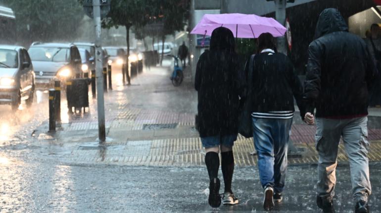 Κακοκαιρία: Ισχυρές βροχές, καταιγίδες και χαλάζι σε 8 περιοχές μέχρι την Παρασκευή – Επικαιροποιήθηκε το έκτακτο δελτίο