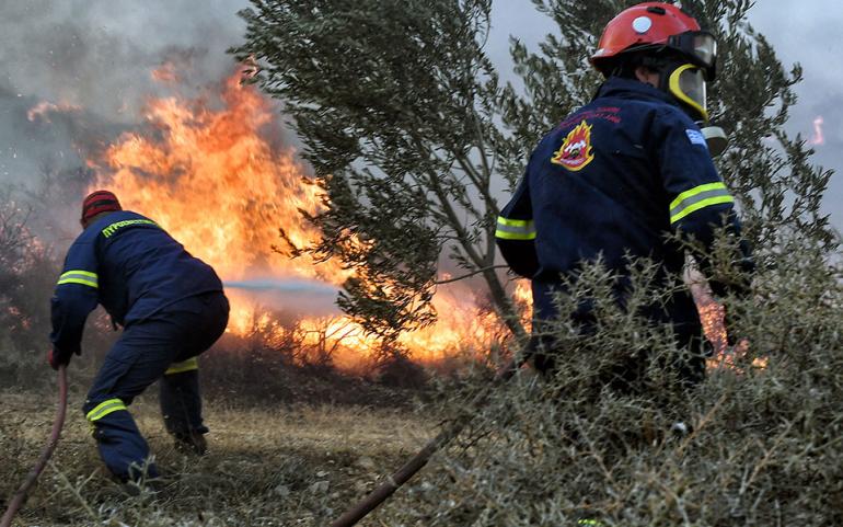 ΤΩΡΑ-Μεγάλη φωτιά κοντά στον οικισμό Λίμνη στη Βόλβη – Εστάλη 112