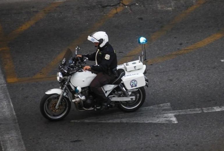 Θεσσαλονίκη: Δικυκλιστές τον τσάκωσαν να πουλά 50 πακέτα λαθραία τσιγάρα