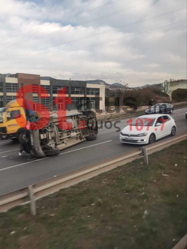 Θεσσαλονίκη: Τροχαίο ατύχημα με ανατροπή αυτοκινήτου στην Περιφερειακή Οδό
