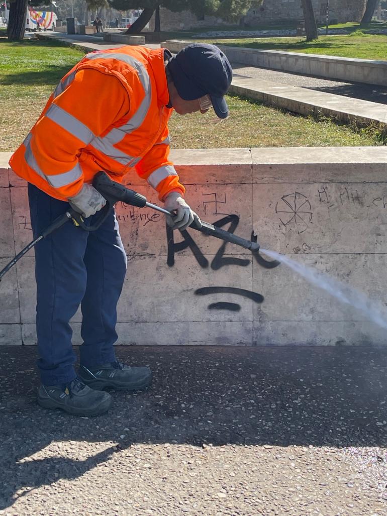 Θεσσαλονίκη: Μαθητές καθάρισαν γκράφιτι στον Λευκό Πύργο