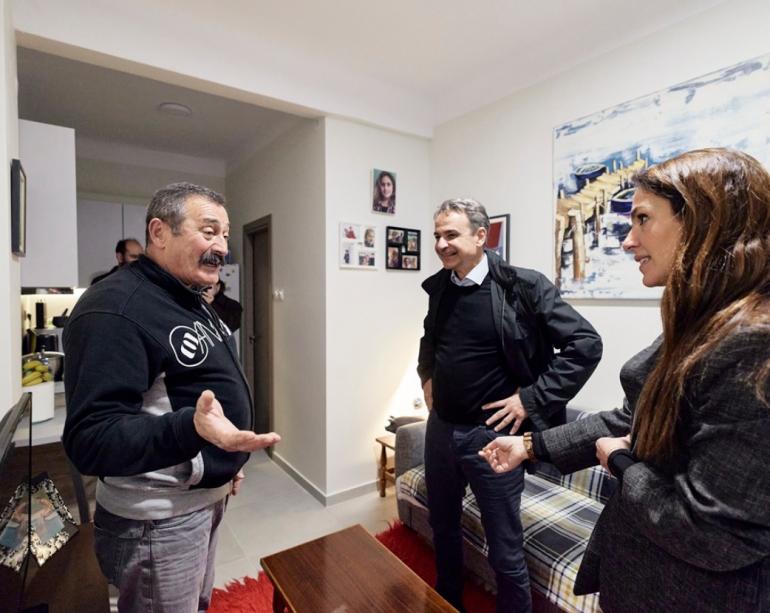 Θεσσαλονίκη: Η επίσκεψη Μητσοτάκη στο σπίτι του 63χρονου Θεόφιλου που εξασφάλισε στέγη, χάρη στο πρόγραμμα “Κοινωνική Στέγαση”