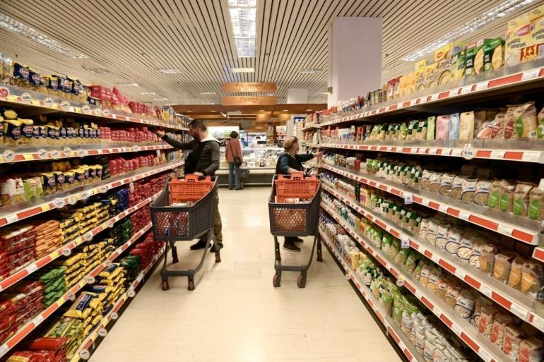 Υπουργείο Ανάπτυξης: Τα στοιχεία του ΙΕΛΚΑ δείχνουν ότι αποδίδει η συμφωνία για «πάγωμα» και μείωση των τιμών