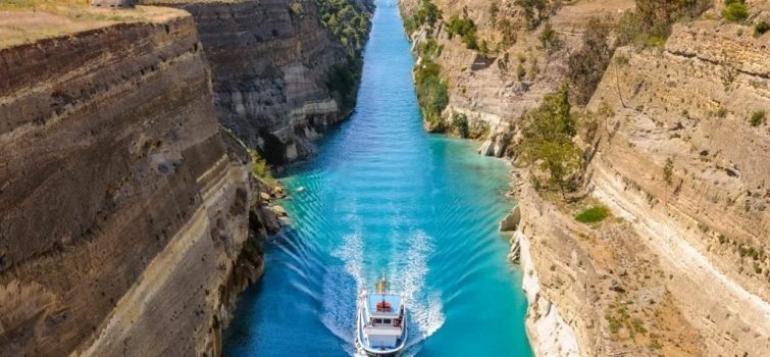 Ισθμός Κορίνθου: Βρέθηκε σορός νεαρής γυναίκας να επιπλέει στα νερά της διώρυγας