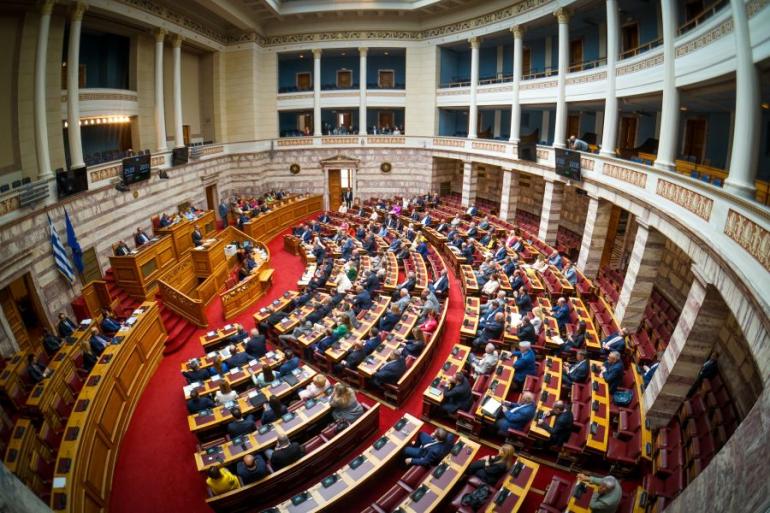 Στη Βουλή η διάταξη για την έκτακτη φορολόγηση των υπερκερδών των διυλιστηρίων