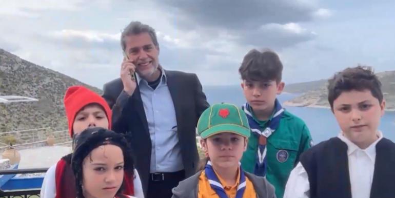 25η Μαρτίου: Μαθητές από το 1ο Δημοτικό Σχολείο Βούλας ταξίδεψαν μέχρι το Αγαθονήσι για να παρελάσουν με τα παιδιά του νησιού