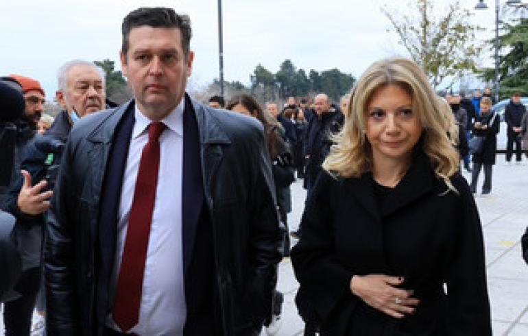 ΒΙΝΤΕΟ-Στην κηδεία του Βασίλη Καλογήρου η Μαρία Καρυστιανού – “Ένιωσα ότι έπρεπε να βρίσκομαι εδώ”