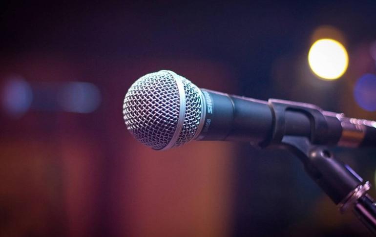 Λάρισα: Τραγουδίστρια έβγαλε ρακέτα για τα λουλούδια στην πίστα