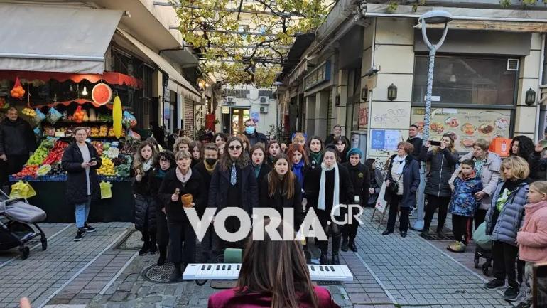 Θεσσαλονίκη: Υπαίθριο γλέντι στην Πλατεία Άθωνος έστησαν καλλιτεχνικές ομάδες (φωτο+vid)