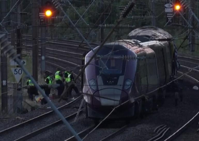 Βρετανία: Επιβάτες περιγράφουν το χάος που επικράτησε μετά την σύγκρουση των τρένων