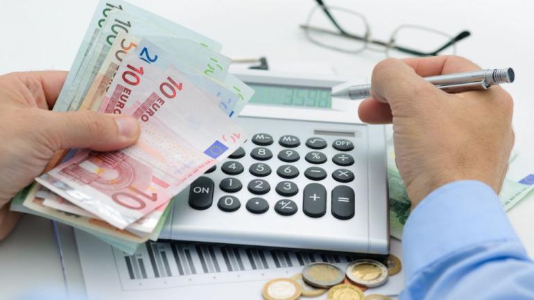 Νέο φορολογικό νομοσχέδιο: Πόσοι ελεύθεροι επαγγελματίες και ποια επιδόματα θα χάσουν