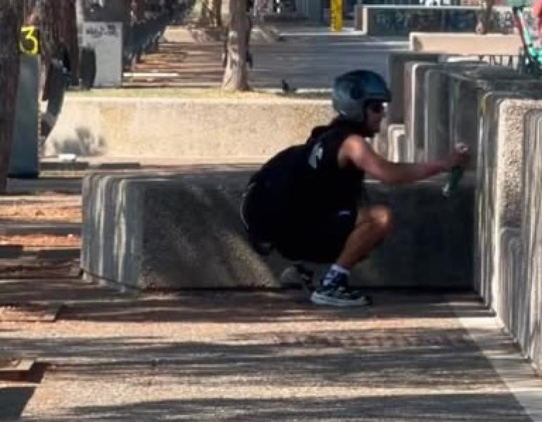Θεσσαλονίκη: Μήνυση Δημαρέλου κατά άνδρα που έγραφε συνθήματα στη Νέα Παραλία (ΦΩΤΟ)