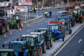 Παραμένουν στα μπλόκα οι αγρότες – Σήμερα οι αποφάσεις στην πανελλαδική συνεδρίασή τους