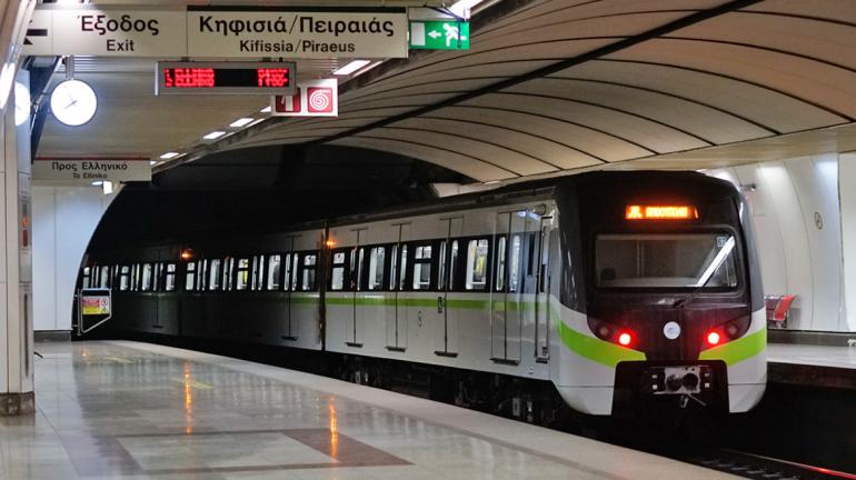 Σύνταγμα: Εκκενώθηκε συρμός του Μετρό που γέμισε καπνό