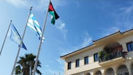 ΒΙΝΤΕΟ-Πρέβεζα: Κατέβασαν τη σημαία της ΕΕ και ανέβαζαν τη σημαία της Παλαιστίνης έξω από το δημαρχείο
