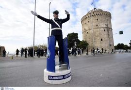 Θεσσαλονίκη: O τροχονόμος με το βαρέλι του επιστρέφει σήμερα στον Λευκό Πύργο
