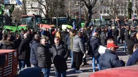 Στην κεντρική πλατεία της Λάρισας με τα τρακτέρ οι αγρότες της περιοχής