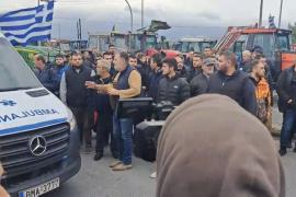 ΒΙΝΤΕΟ-Θεσσαλονίκη: Μικροένταση με ασθενοφόρο στο αγροτικό μπλόκο των “Πράσινων Φαναριών”