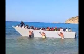 Βίντεο: Λουόμενοι στη Γαύδο σπρώχνουν στα ανοιχτά βάρκα με μετανάστες