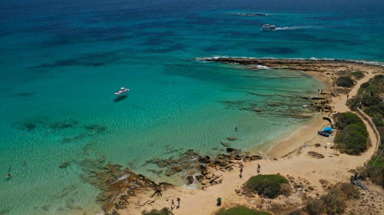 Απάτητες παραλίες 2026: Δείτε πίνακες με τις περιοχές που απαγορεύονται καντίνες και ξαπλώστρες