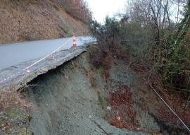 Ημαθία: Υποχώρησε το έδαφος στον δρόμο Αρκοχωρίου-Φυτειάς - Απαγόρευση κυκλοφορίας και στα δύο ρεύματα