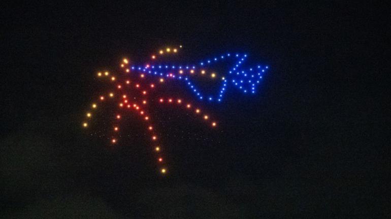 ΒΙΝΤΕΟ-Σόου στον αέρα στη Σχολή Ικάρων: Drones σχηματίζουν ελληνικό μαχητικό και καταρρίπτουν τουρκικό