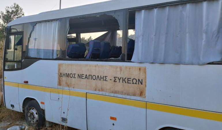 Θεσσαλονίκη: Στόχος βανδάλων για δεύτερη φορά το λεωφορείο του δήμου Νεάπολης Συκεών